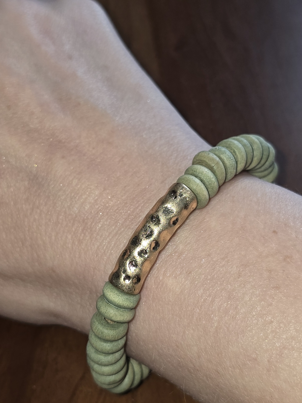 Plunder NEW Green 💚 Beaded Stretcg Bracelet with Hammered Gold Accent